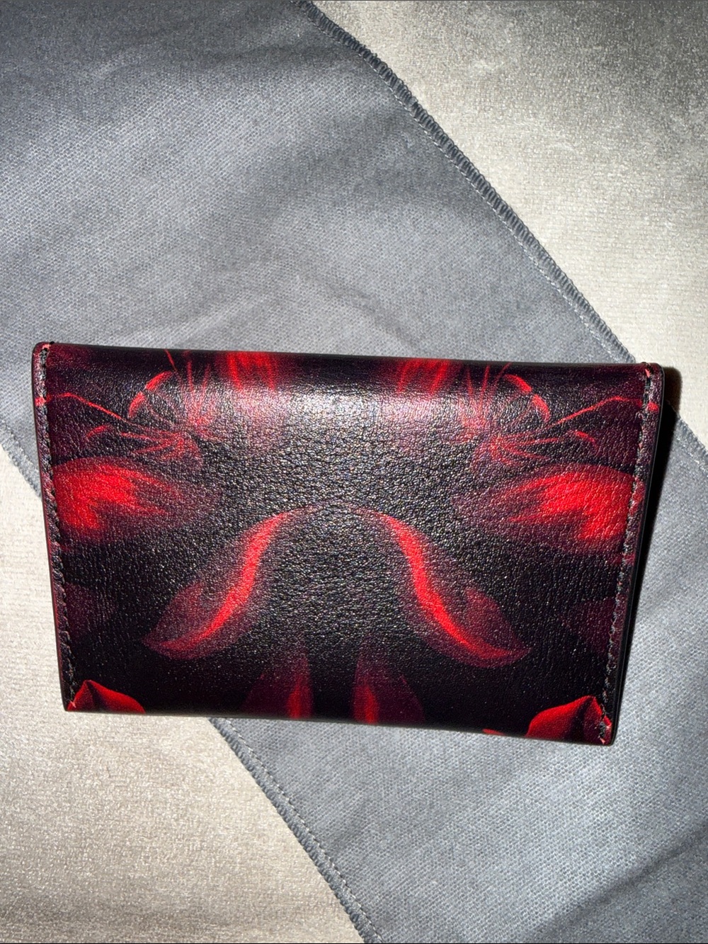 McQueen Skull Accent Red & Black Leather Card Holder - Picture 4 of 4